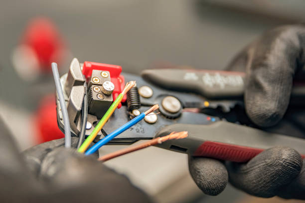Best Affordable Emergency Electrician  in Hampton, IA